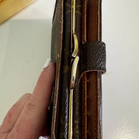 LOUIS VUITTON VIENNOIS MONOGRAM WALLET - Picture 3 of 15